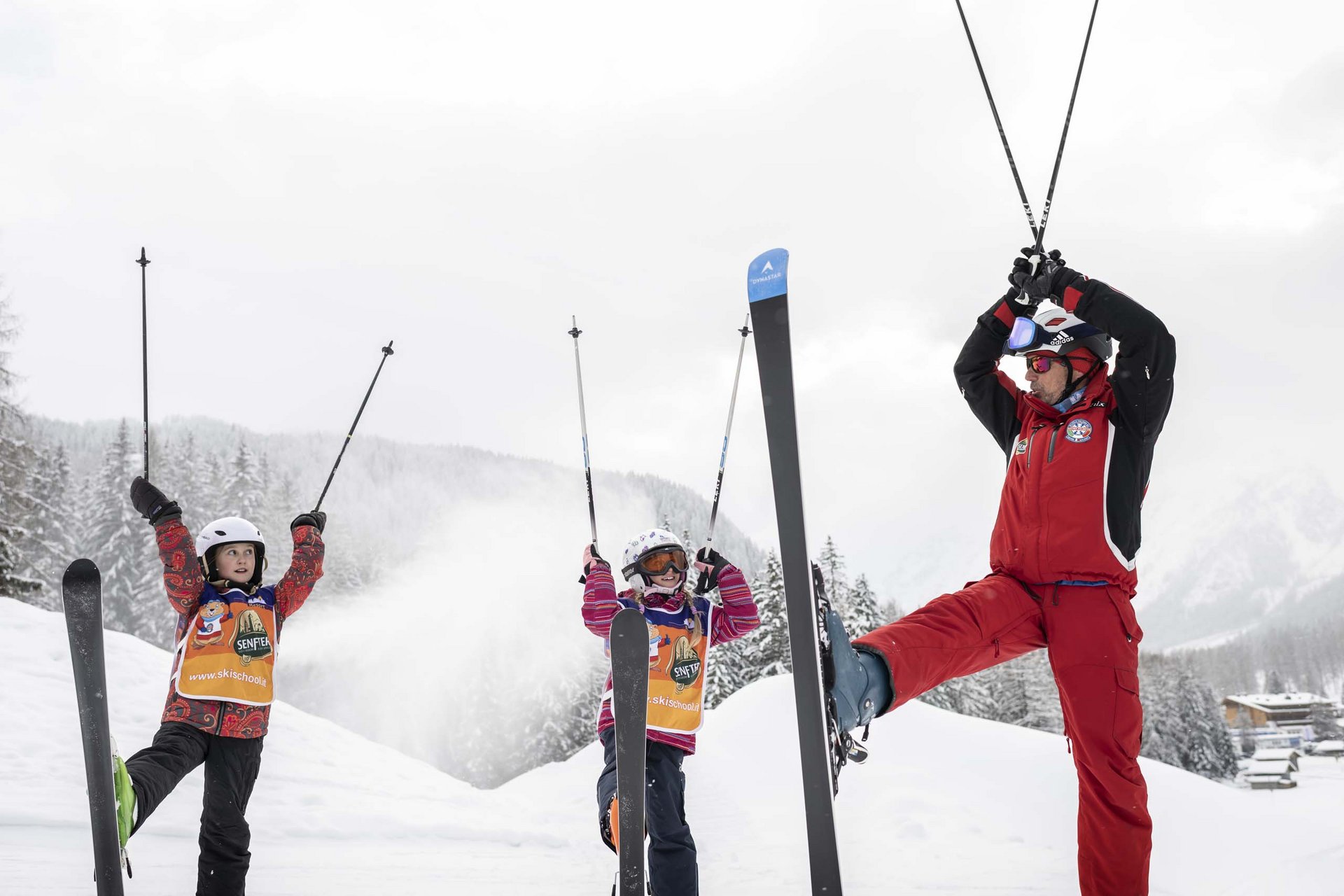 How to get to the Family Resort Rainer Ski instructor teaching children an exercise in the snow