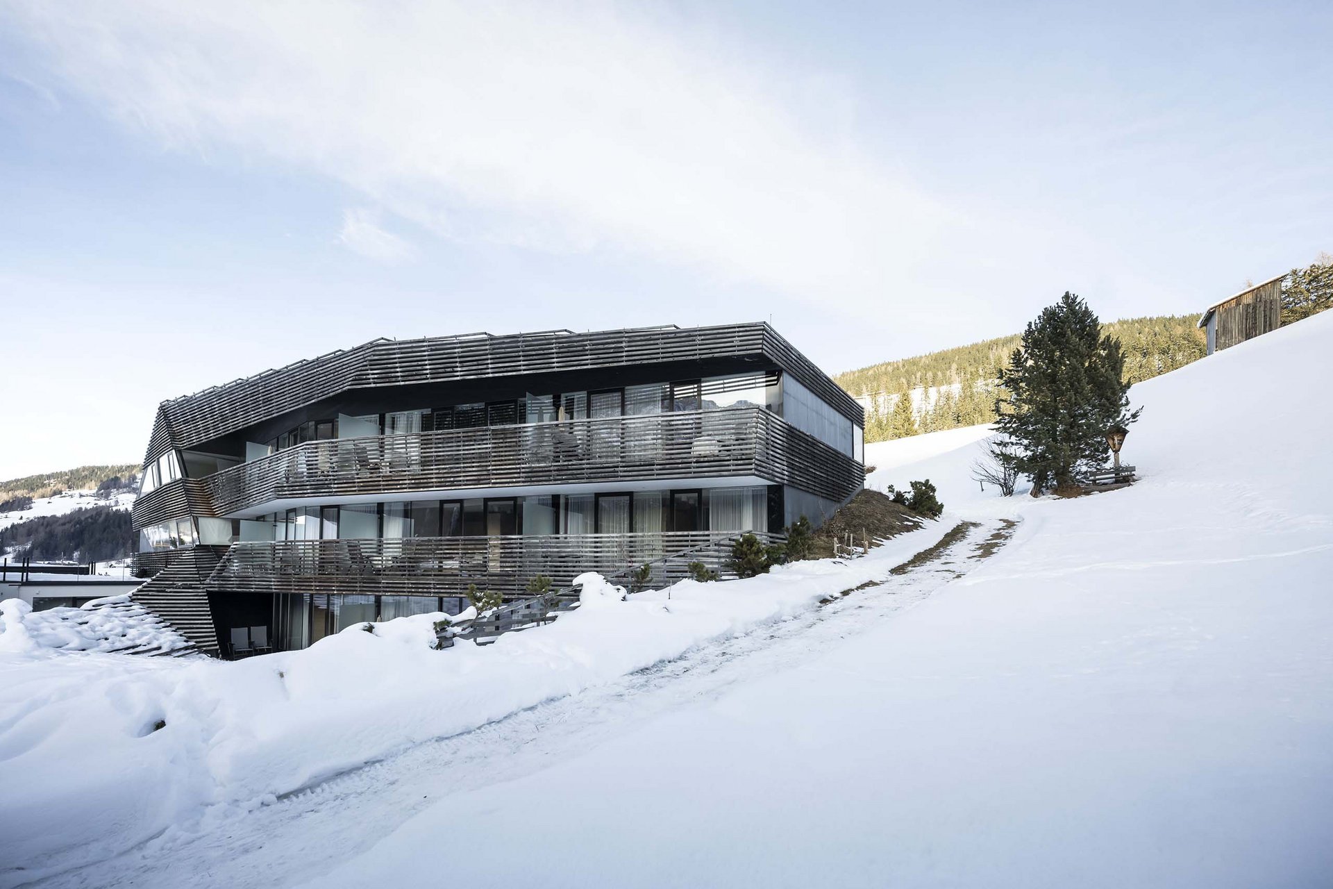 The Residence Königswarte Strata Modern building in snowy mountain landscape with clear sky