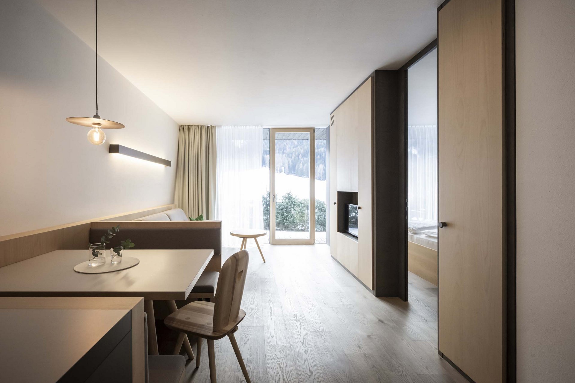 Naturerlebnis in der Villa Rainer Helles modernes Apartment mit Essbereich und großem Fenster mit Blick auf verschneite Berge