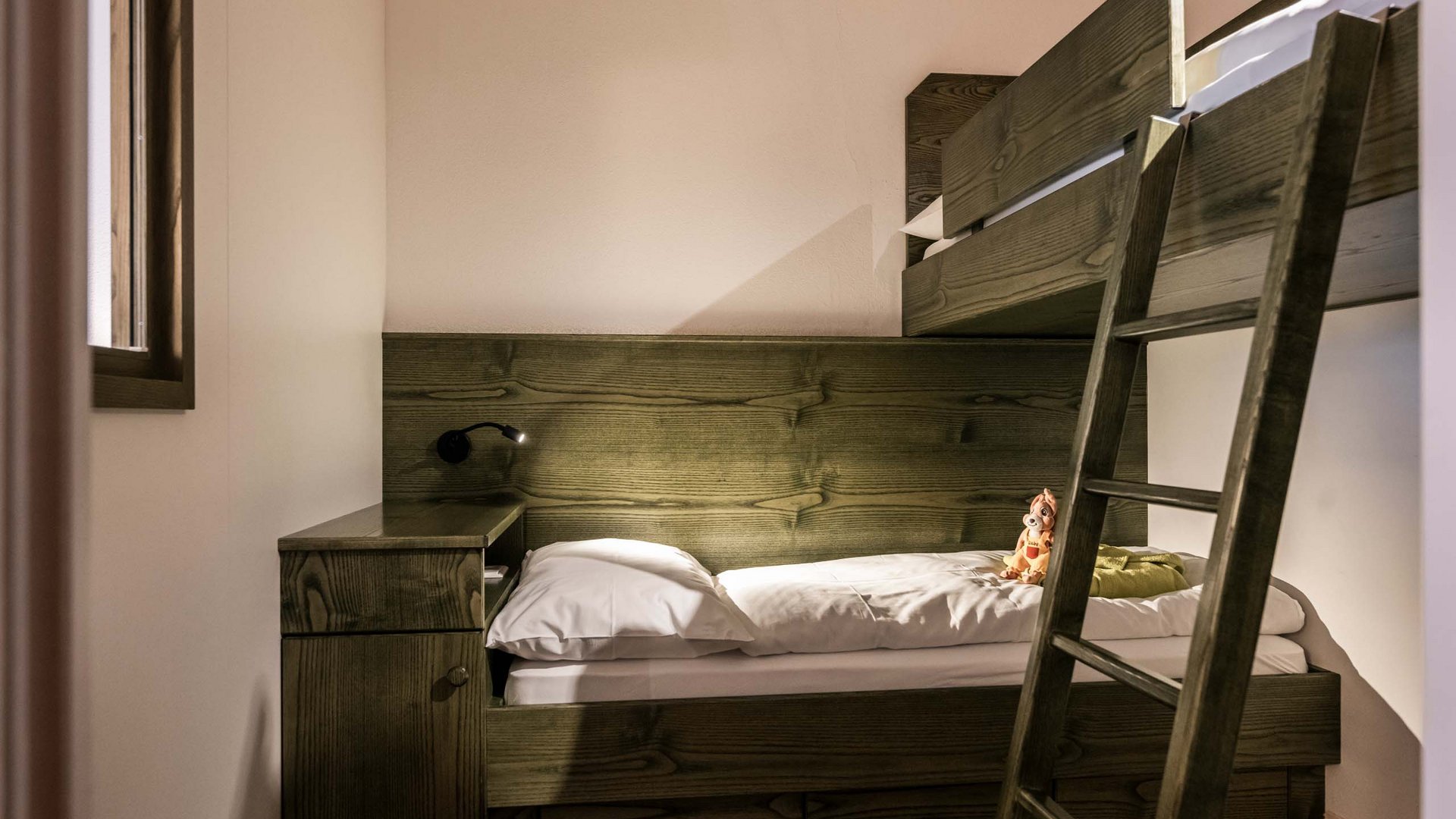 Family Resort Rainer Stanza piccola con letto a castello in legno e luce da lettura